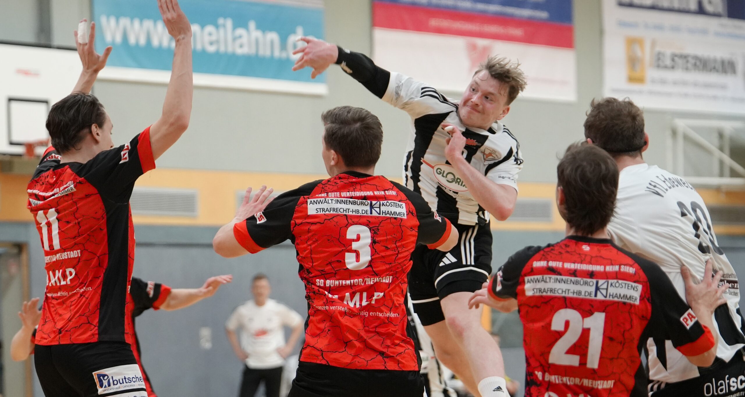 VfL hält Aufstiegsrennen weiter spannend: 24:22-Erfolg in Bremen